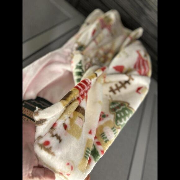 NEW Envogue Christmas Pink GINGERBREAD VILLAGE Super Soft Throw Blanket-NWT - Picture 4 of 4